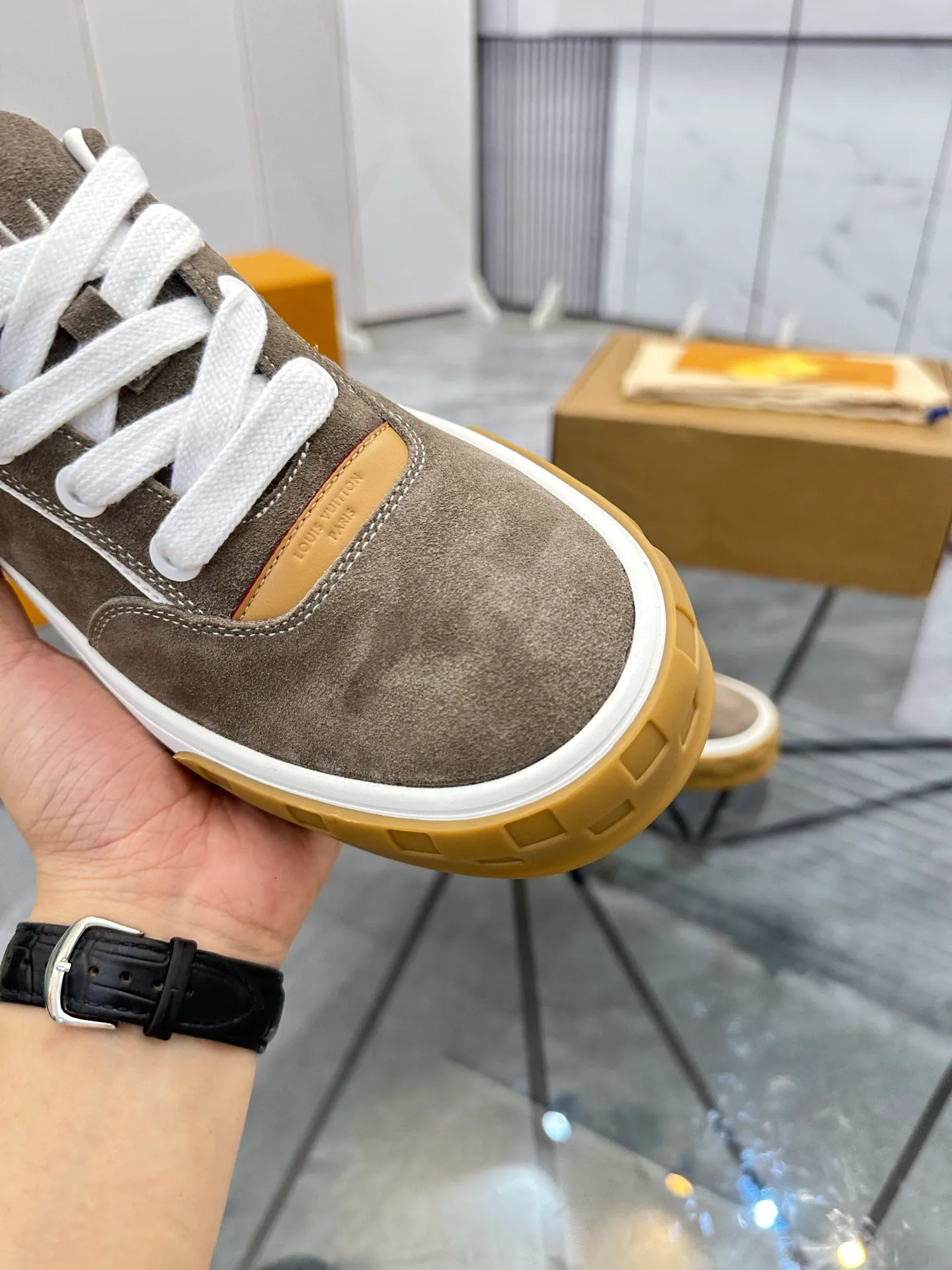 Men's shoes for sale 💰: 💰P660¥ Top quality Comes with airplane case Product trademark: LV* "Louis Vuitton*" low-top casual shoes Regular size: 35-44 (can be customized to 45) Couple style Product materials: imported nubuck leather upper, sheepskin lining, original outsole. Number: 819
